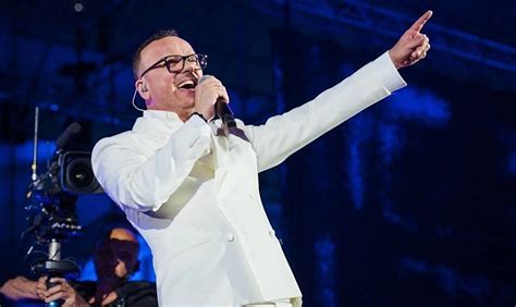 Il Concerto di Gigi D'Alessio: Un Tripudio di Emozioni e Note Inconfondibili!