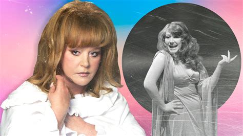 L'inaspettata apparizione di Alla Pugacheva al Festival del Cinema di Venezia: Diva russa torna a brillare sul palco internazionale!